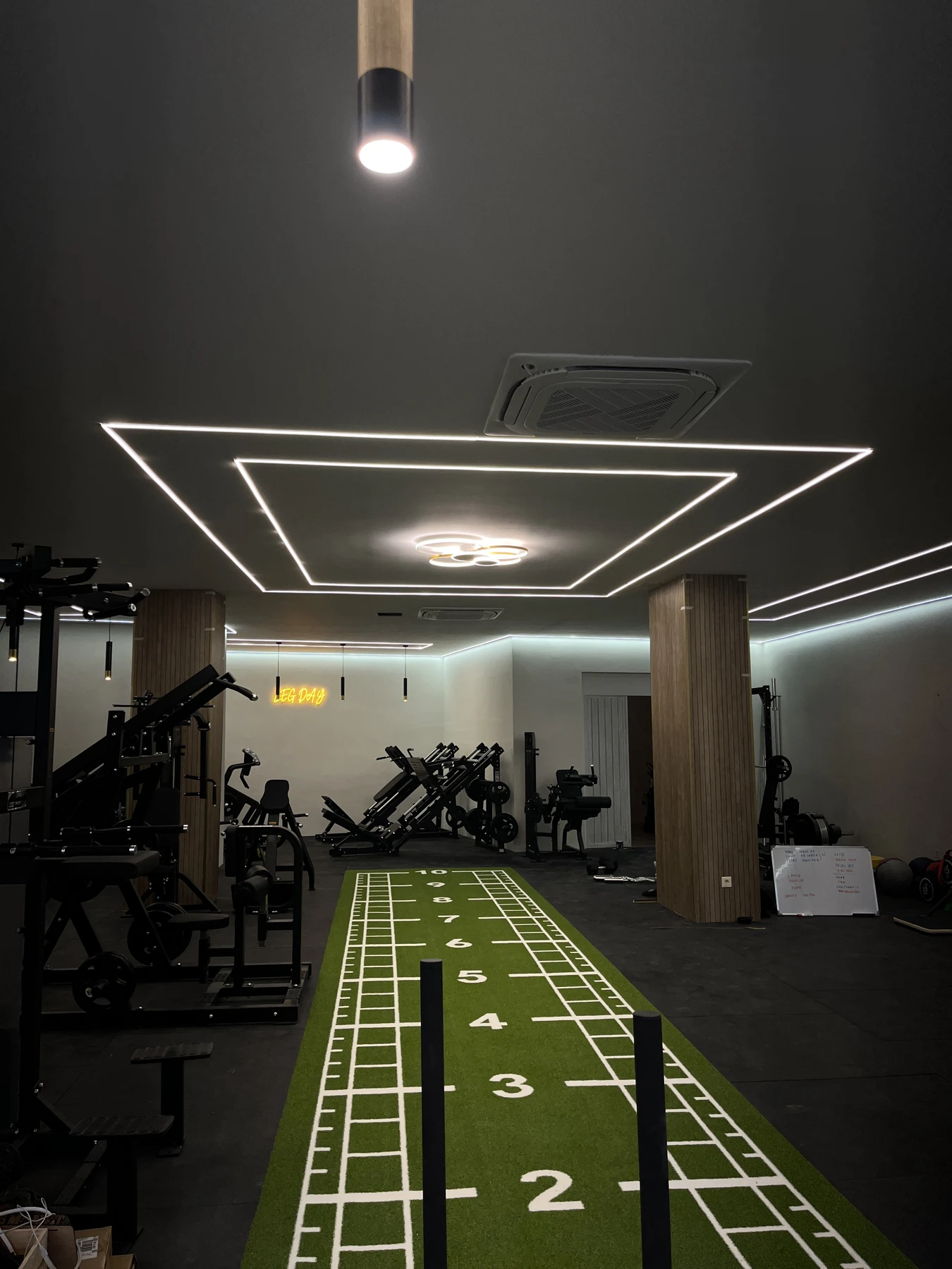 Sala terminada del Centro Deportivo Pegasus: iluminación y pavimento, obra de Hor-Maza